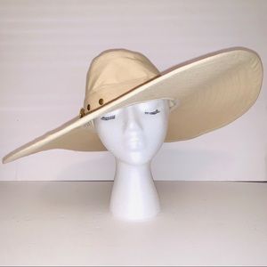 Sun hat, wide brim , Lauren Moffatt .